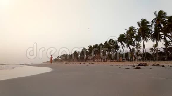 拉丁女孩在海滩上奔跑视频的预览图