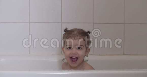 小女孩在浴缸里玩得很开心视频的预览图