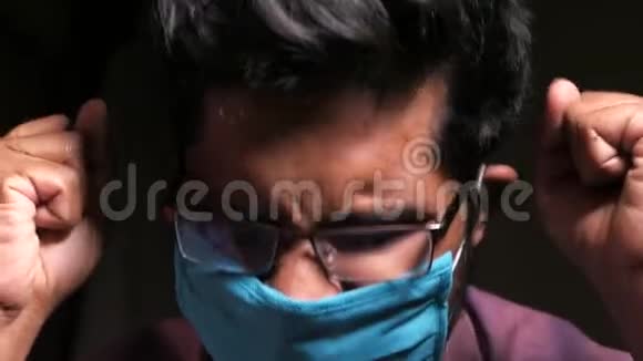 一个愤怒的人脸上戴着防毒面具视频的预览图