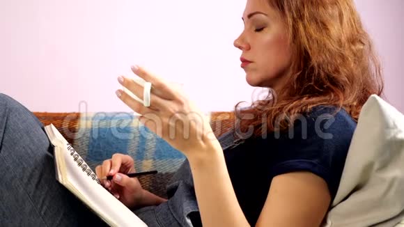 隔离期间一名年轻妇女在家中的记事本工作注意到了社会距离视频的预览图