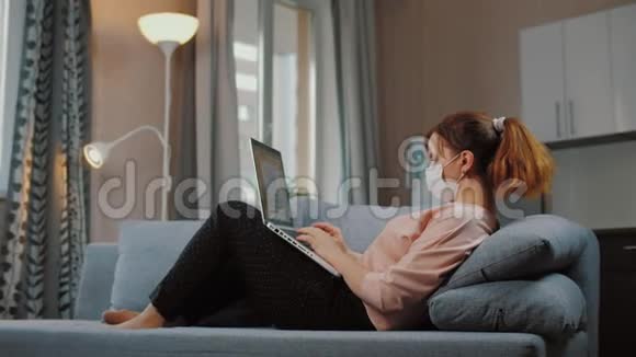 女性在19号隔离期间远程在家工作视频的预览图