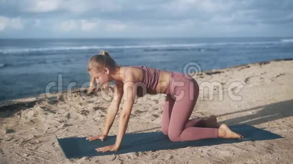 女人做瑜伽运动早上伸展看海洋慢动作视频的预览图