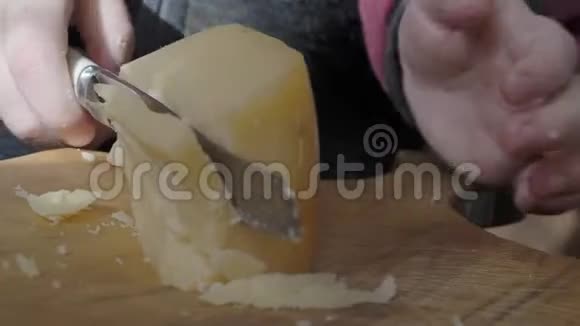 孩子切奶酪视频的预览图