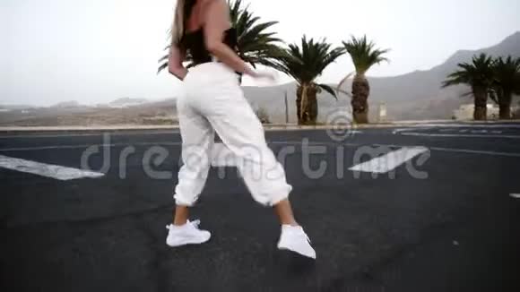 性感的女孩与美丽的身体跳舞在度假胜地热带地区戴墨镜的女孩把屁股挪开视频的预览图