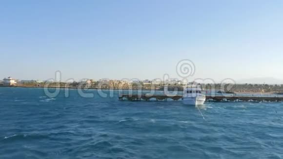 白色游艇停泊在码头视频的预览图