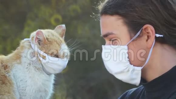 十几岁的男孩和猫戴着病毒的面具视频的预览图