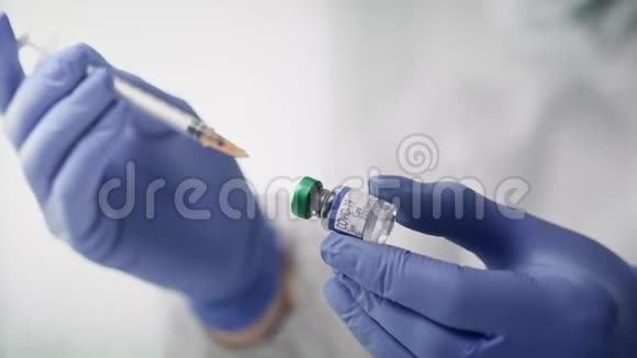 注射冠状病毒疫苗的医生录像视频的预览图