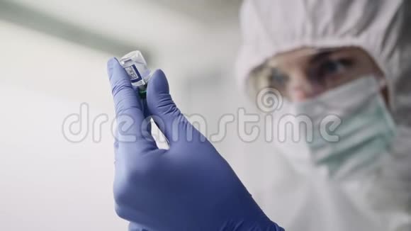 一个注射器和一个带有冠状病毒疫苗的放大器的视频视频的预览图