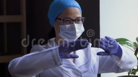 漂亮的女科学家戴着口罩戴着医用手套竖起大拇指成功接种疫苗视频的预览图