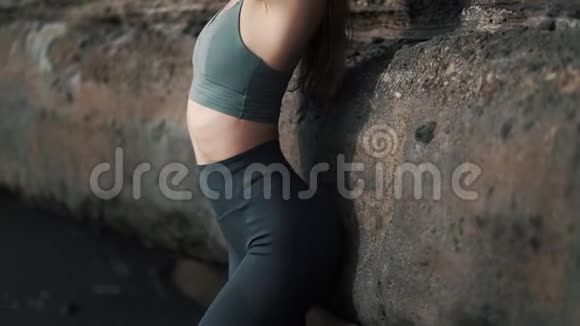 紧身衣女性运动服的一部分柔韧性背景摇滚视频的预览图