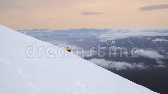 冬天在山里旅行视频的预览图