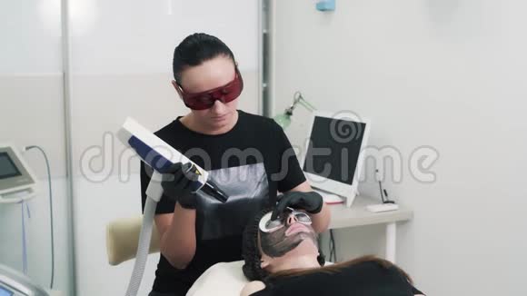 年轻女性美容师在现代诊所做碳剥离视频的预览图