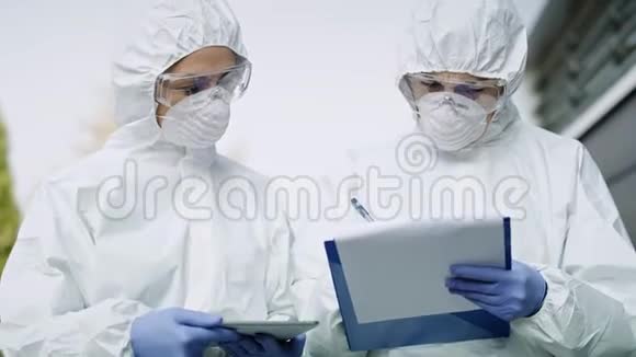 两名步行技术人员的视频文件和平板电脑视频的预览图