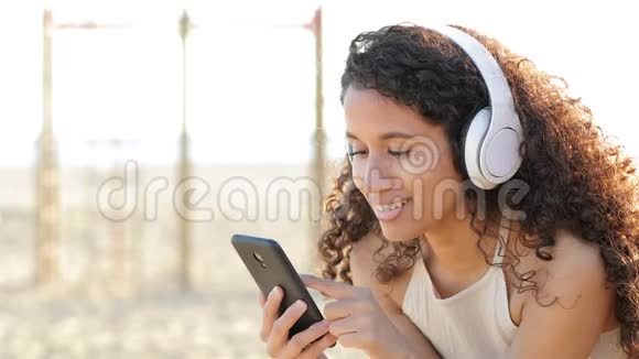 拉丁女人在户外听音乐视频的预览图