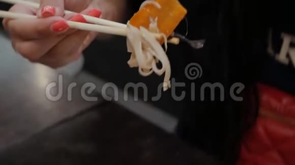 年轻女人吃筷子面条视频的预览图