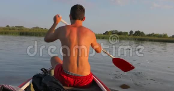 在湖边划独木舟视频的预览图