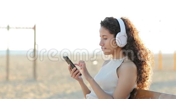 女人在慢动作中听音乐视频的预览图