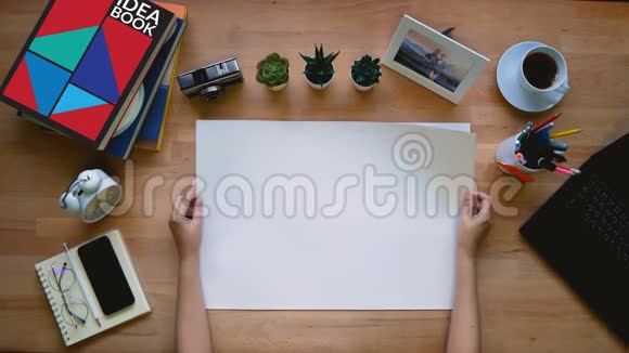 4K创意职业循环手翻空白素描纸叠在办公桌上右侧每页延迟视频的预览图