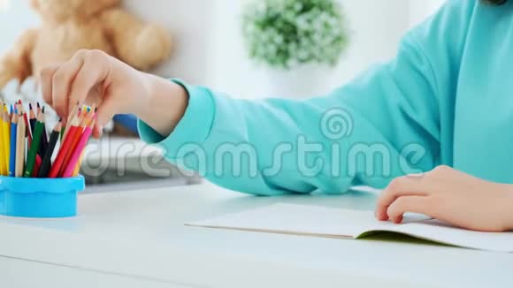 铅笔在女孩手里视频的预览图