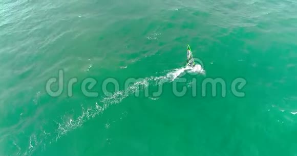 一个人在海洋中乘风破浪视频的预览图