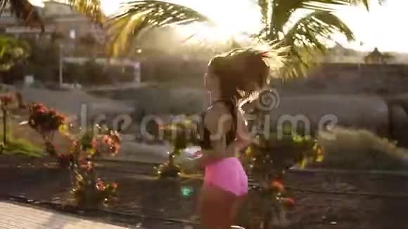跑长头发的女人在公园慢跑夏天生活健康活跃的生活方式跑步运动的女跑步运动员视频的预览图