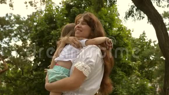 妈妈拥抱一个快乐的孩子美丽的母亲和她的孩子正在公园里玩母亲节快乐快乐妈妈和宝宝4K视频的预览图