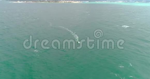 一个人在海洋中乘风破浪视频的预览图
