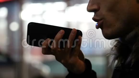 年轻人用手机发送语音信息视频的预览图