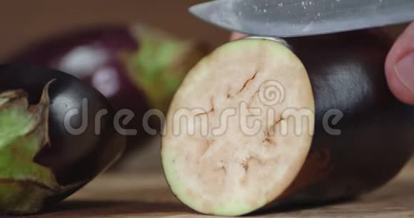 茄子用刀切成块视频的预览图