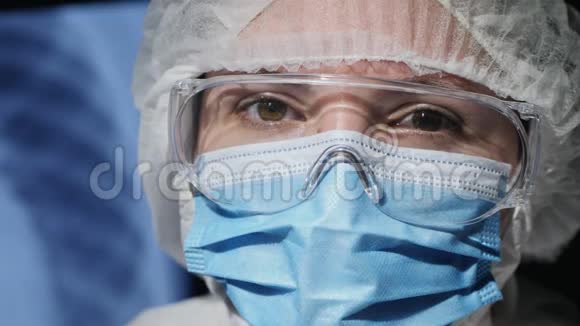 医生穿着医用防护制服面部特写视频的预览图