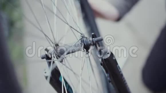 自行车车轮修理视频的预览图