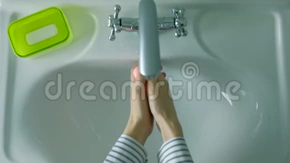 用肥皂和水清洁双手视频的预览图
