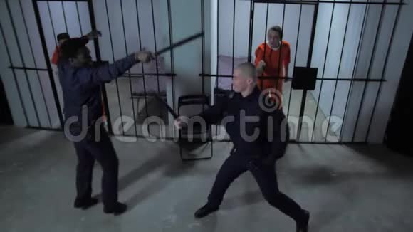 两个狱卒和警棍打架视频的预览图