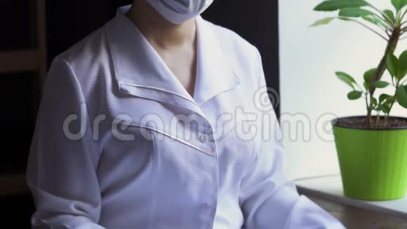 口罩和制服外科医生展示海报与文字395女医生警告Covid19爆发症状科罗纳视频的预览图