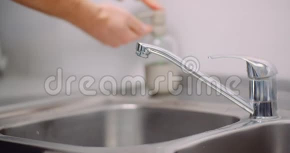 男人在水槽里洗手视频的预览图
