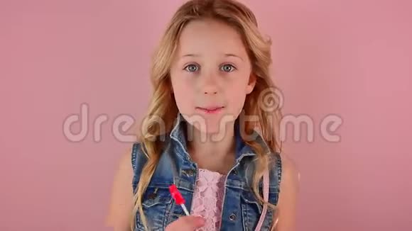 可爱开朗的白种人女孩有感情地唱一首儿歌视频的预览图