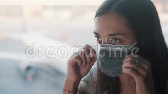 国际机场COVID19女性矫正面部防护口罩视频的预览图