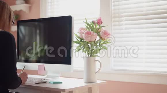 在家里工作的女人视频的预览图