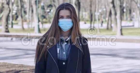空城公园戴防护面具的年轻女子视频的预览图