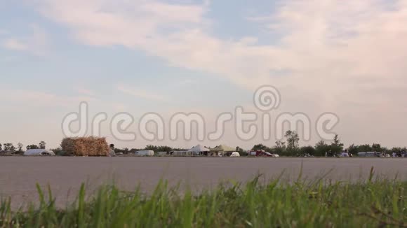 赛道上的摩托车视频的预览图
