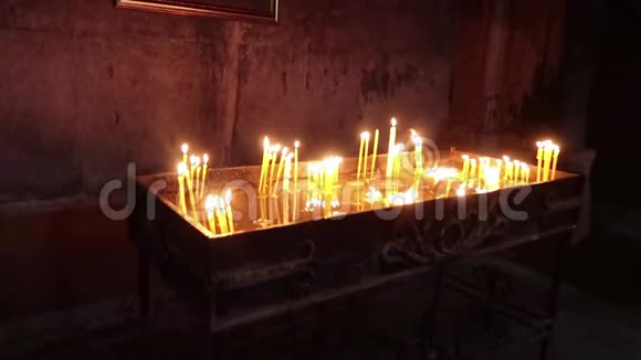 蜡烛在黑暗的建筑里燃烧视频的预览图
