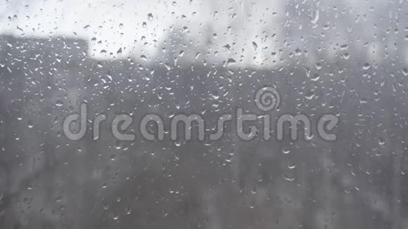 玻璃上的雨滴特写视频的预览图