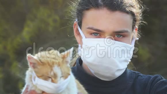 十几岁的男孩和猫戴着病毒的面具视频的预览图