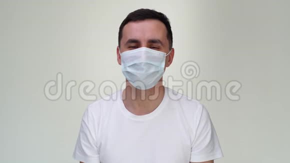 戴着医用面具的可怕年轻人在镜头前窒息而死视频的预览图