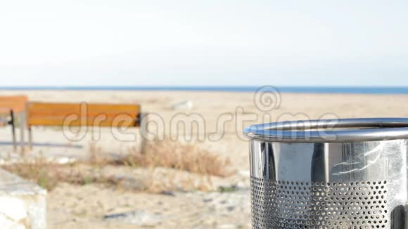 女人在沙滩上扔垃圾视频的预览图