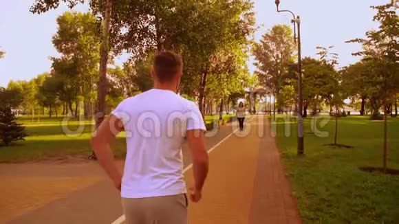 慢跑者在城市公园里跑步视频的预览图