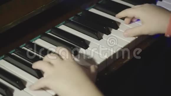 一位年轻的音乐家弹钢琴视频的预览图