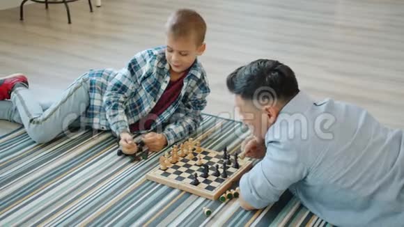 爱爸爸和聪明的孩子下棋教孩子智能棋盘游戏视频的预览图