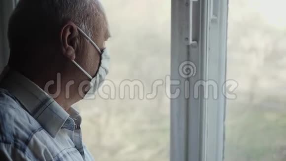 老人望着窗外视频的预览图