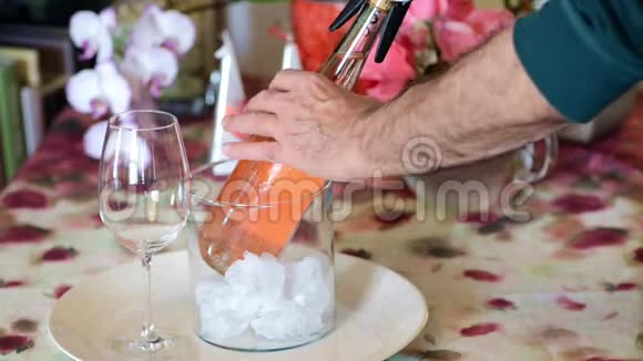 男子倒法国优质玫瑰酒完成美味的鱼午餐视频的预览图